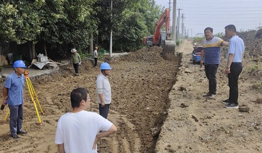 西夏墅镇建设局实地巡查水塔口村新建道路情