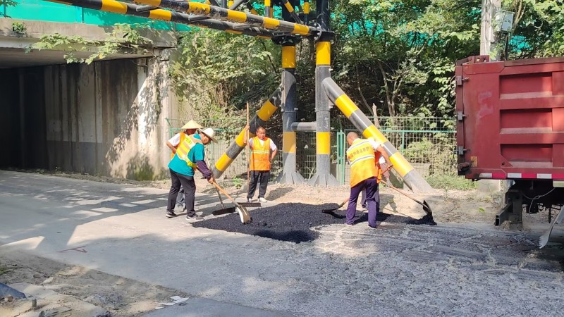 罗溪镇开展夏季农村公路安全隐患排查整治工